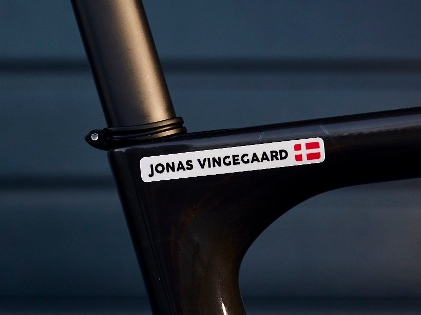 Jonas Vingegaard’s name sticker with the Danish flag on the top tube of his road bike