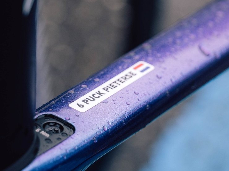 Puck Pieterse’s name sticker with the Dutch flag on the top tube of her bike